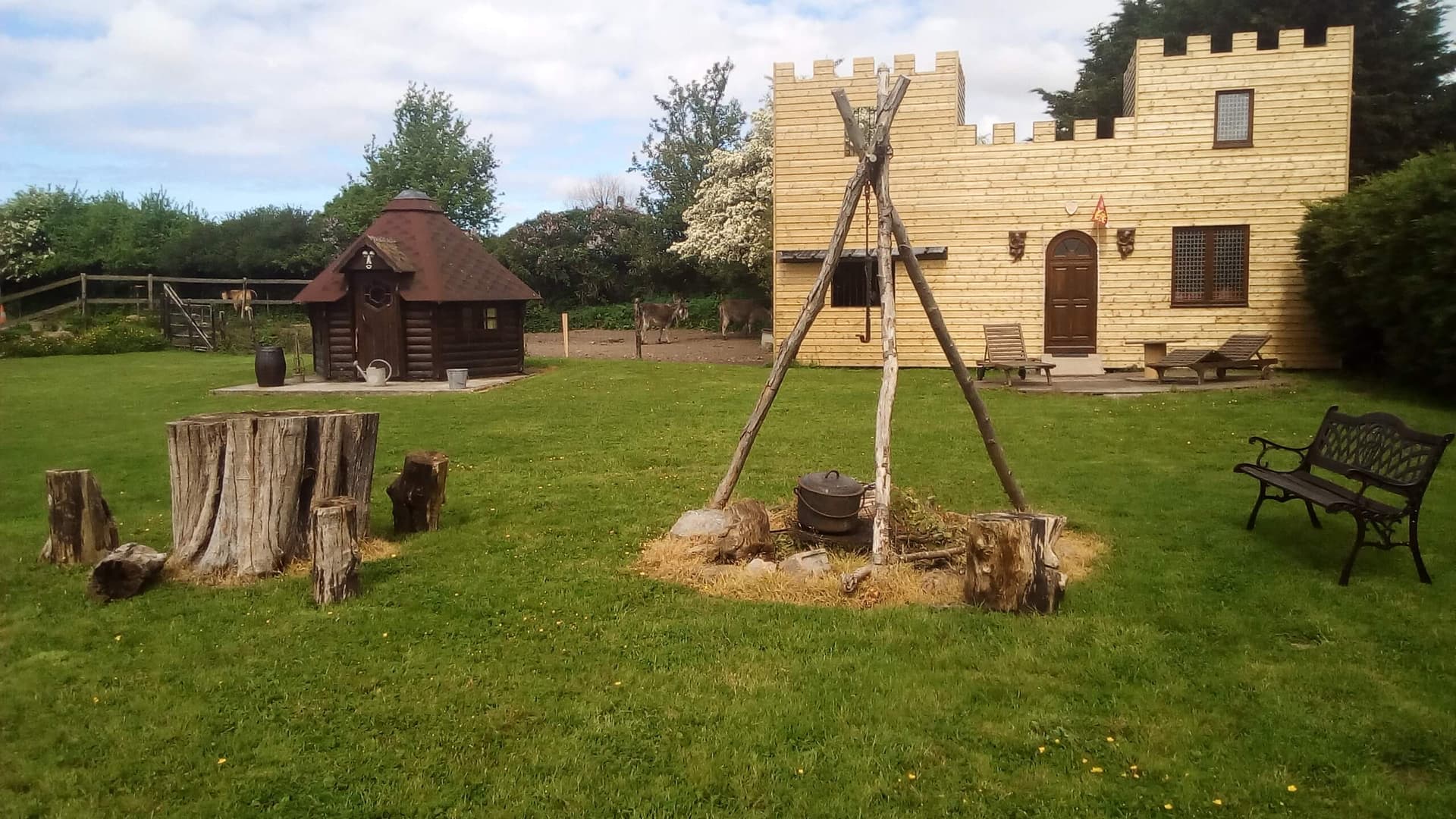 CITEE MEDIEVALE AVEC HEBERGEMENTS INSOLITES CHATEAU EN BOIS, MAISON DE SORCIERE ET CABANE DES ELFES