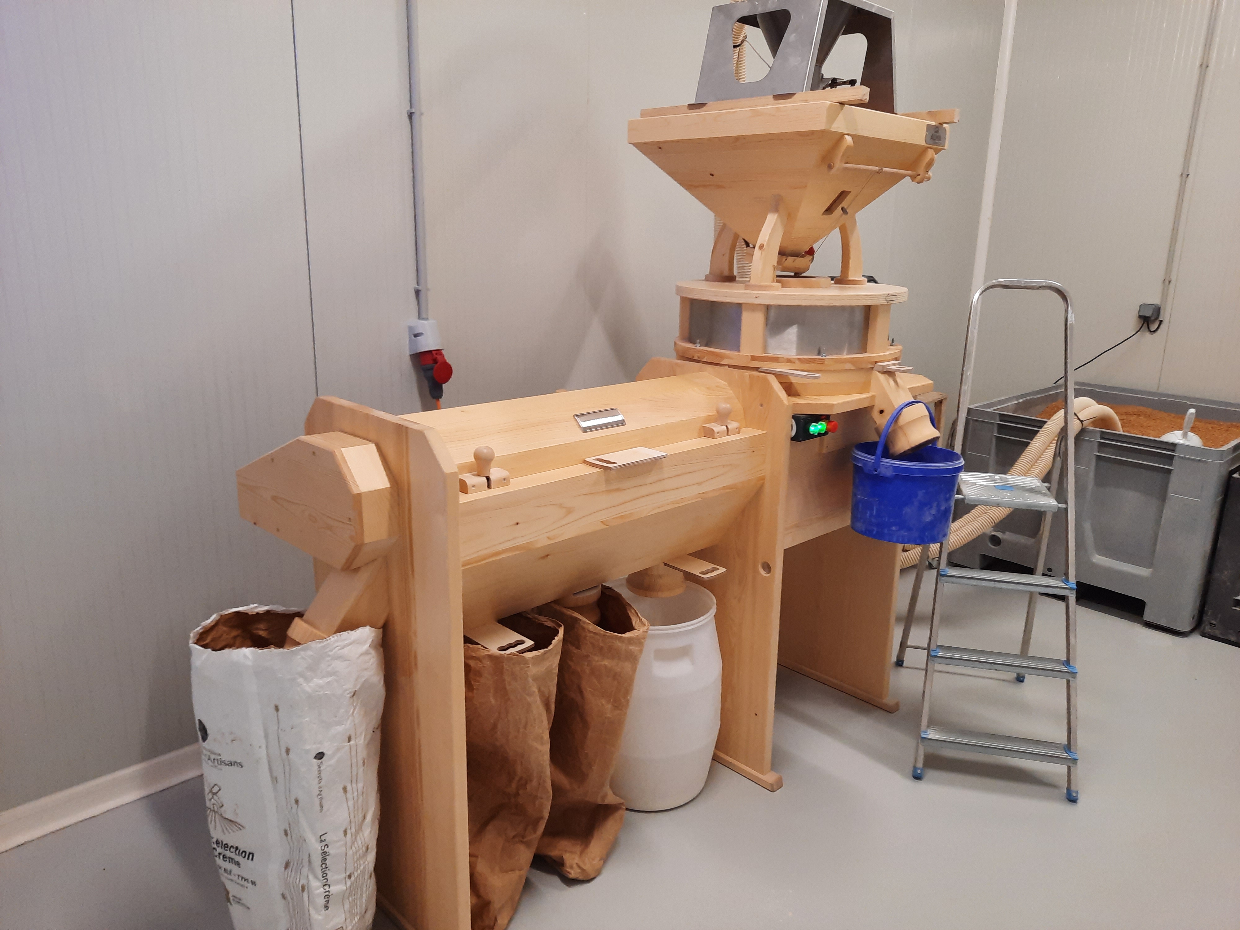 Photo de Démonstration d'un moulin à meule de pierres 