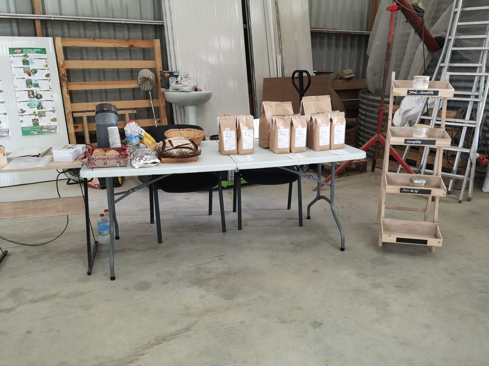 Photo de Démonstration d'un moulin à meule de pierres 