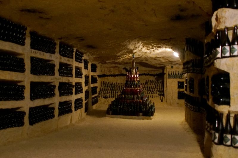 Photo de VISITE GUIDÉE DES CAVES TROGLODYTES ET DÉGUSTATION DES VINS